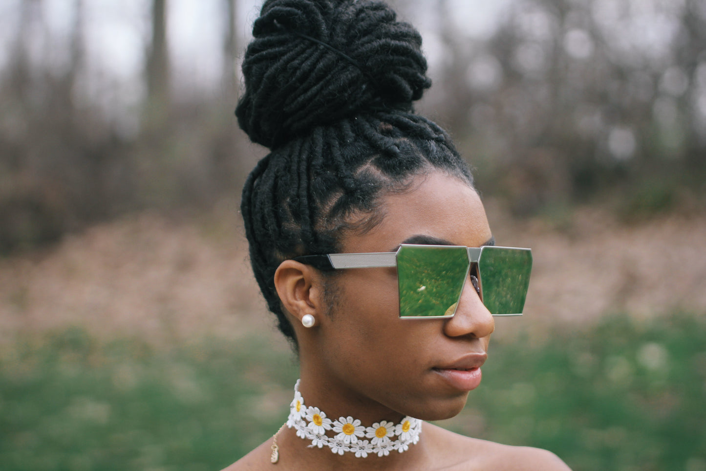 Mirror sunglasses and choker